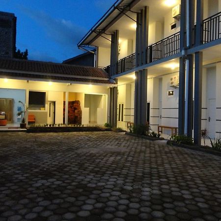 Pendowo Huis Guest House Yogyakarta Ngoại thất bức ảnh